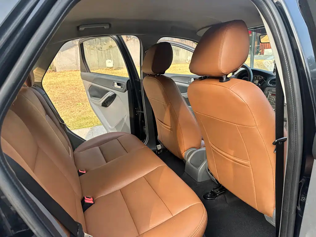 FORD FOCUS 2010