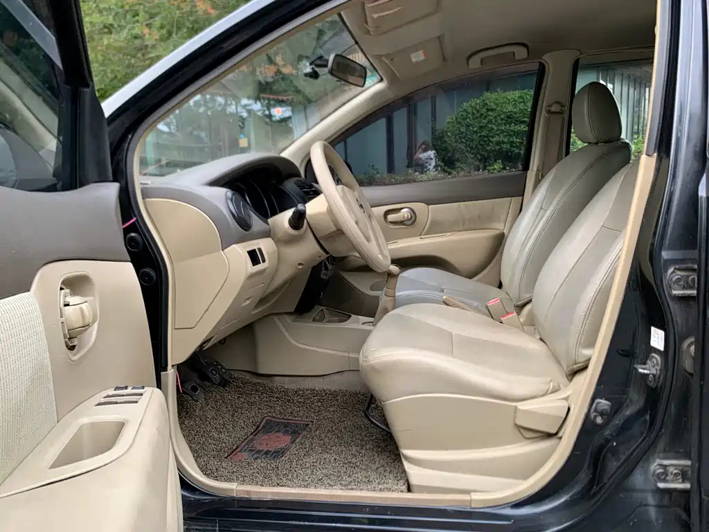 NISSAN LIVINA 2010