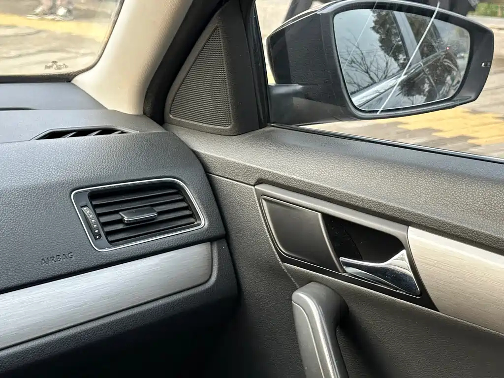 VOLKSWAGEN LAVIDA 2014