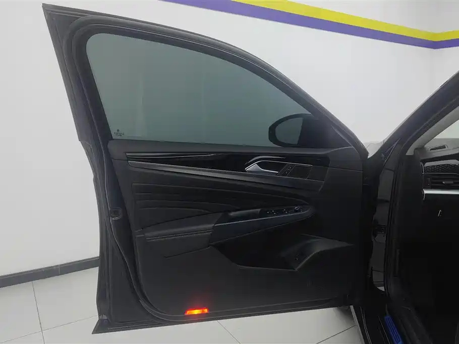 VOLKSWAGEN PASSAT 2023
