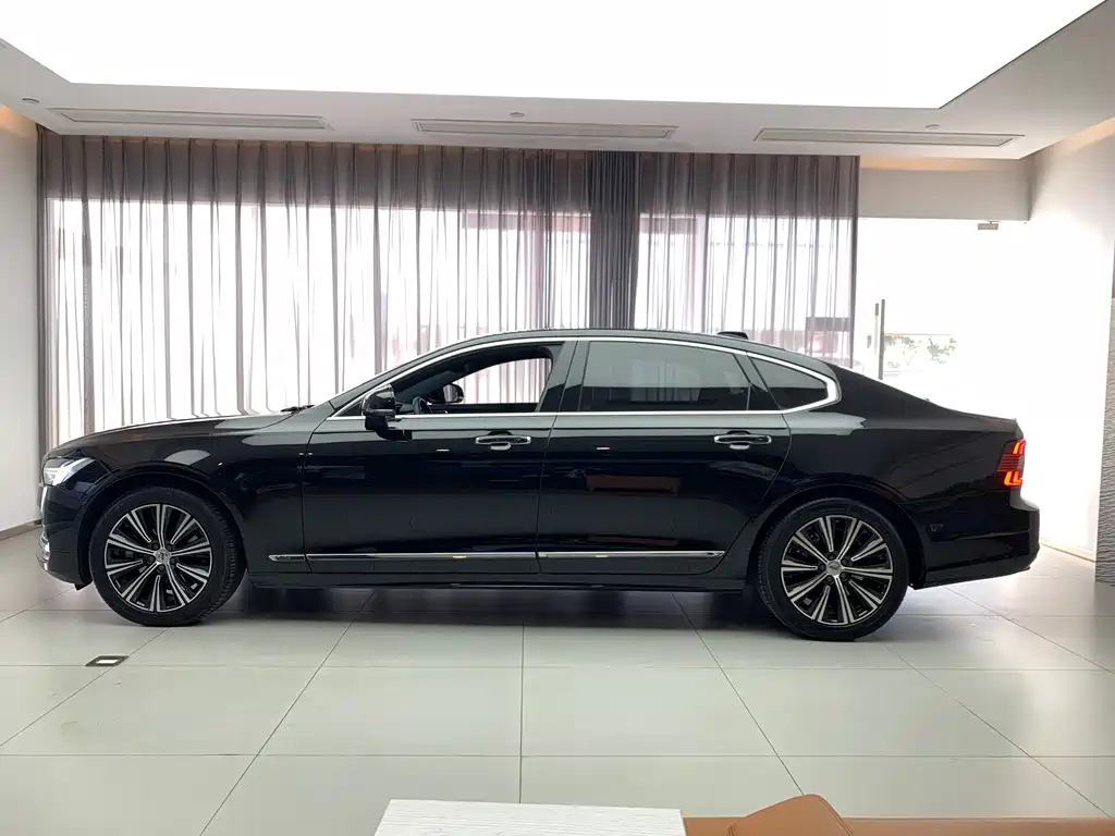 VOLVO S90 2023