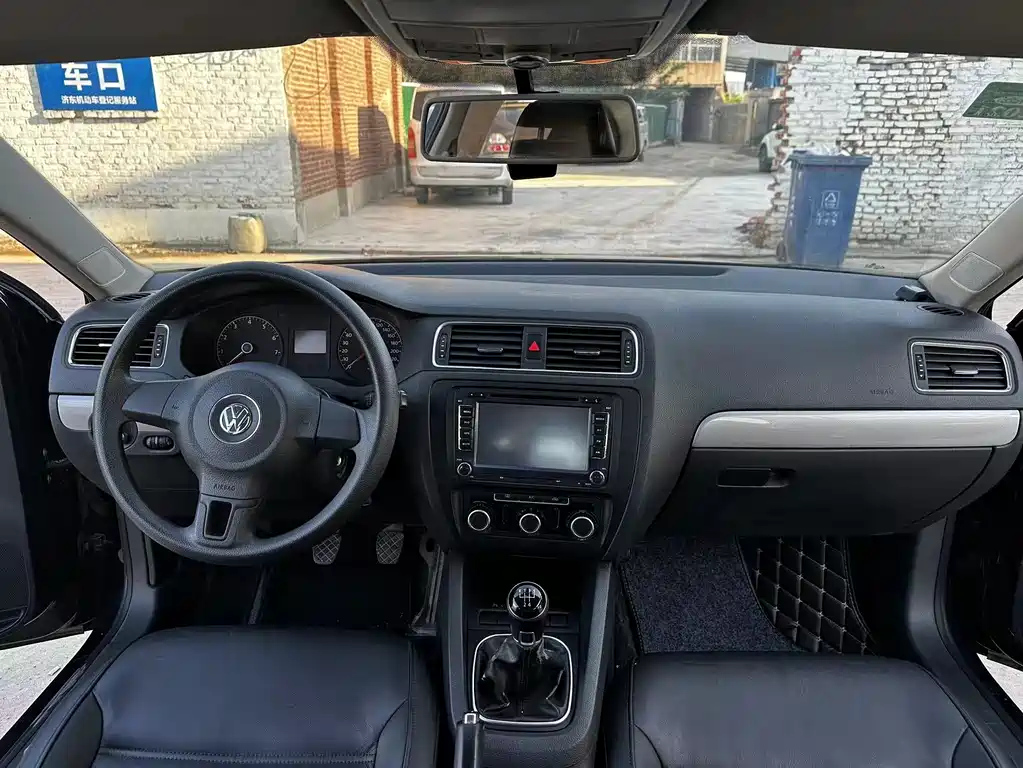 VOLKSWAGEN SAGITAR 2013