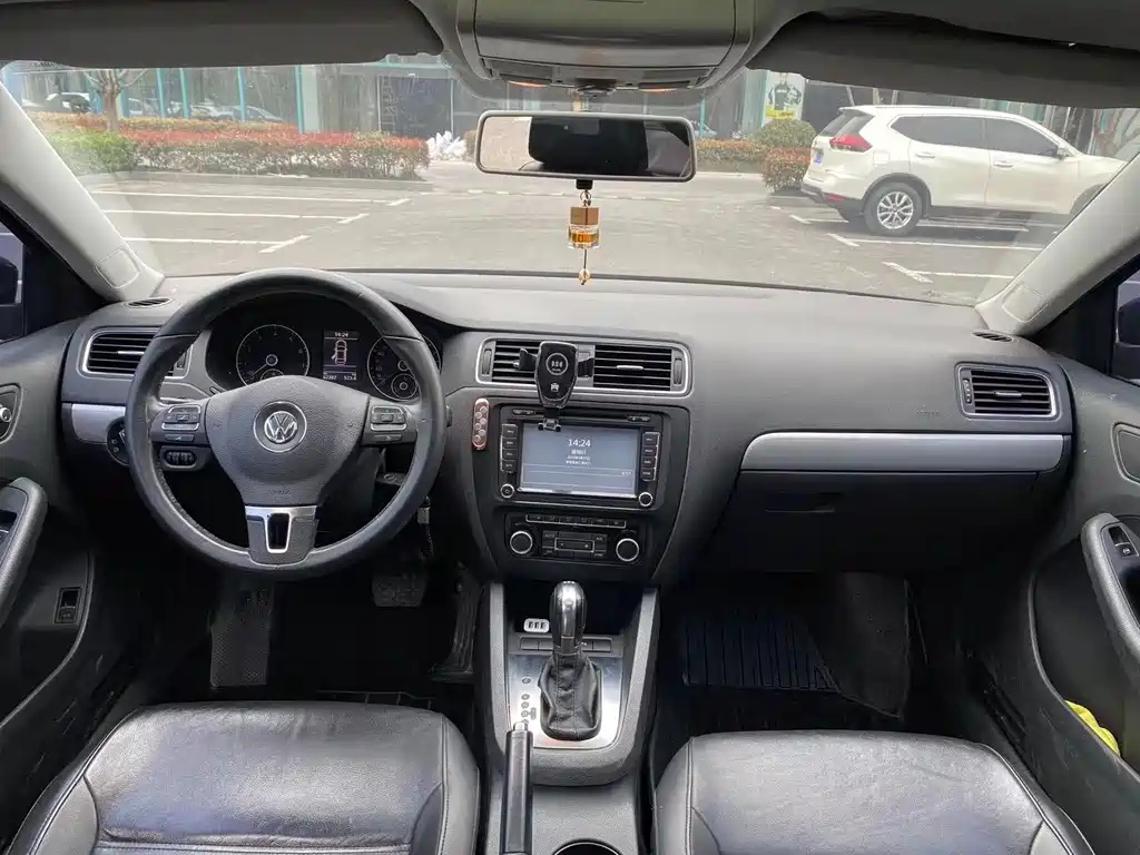 VOLKSWAGEN SAGITAR 2014
