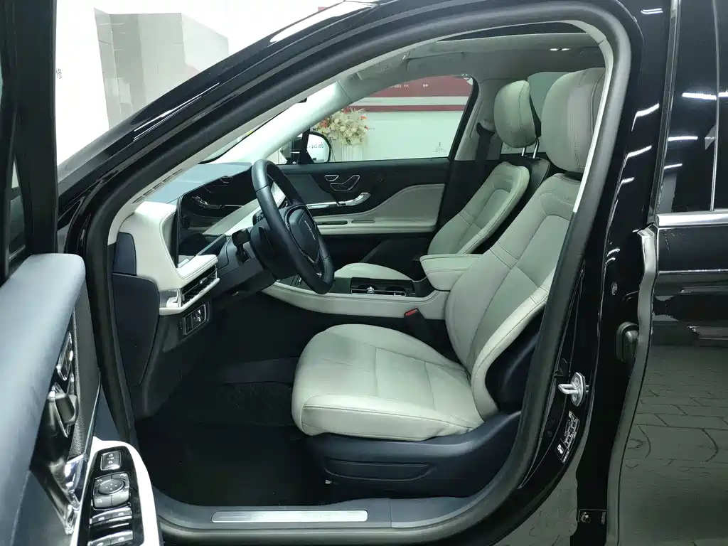 LINCOLN ADVENTURER 2023