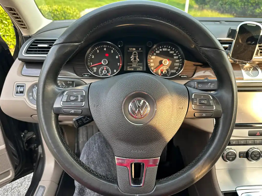 VOLKSWAGEN MAGOTAN 2012