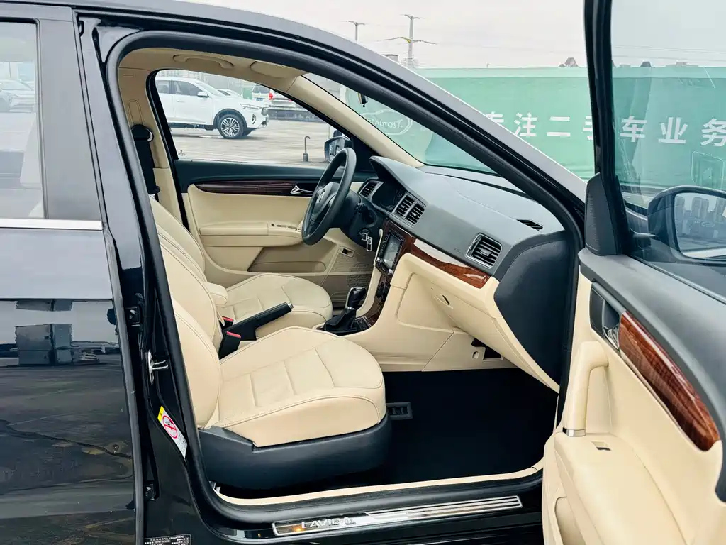 VOLKSWAGEN LAVIDA 2015
