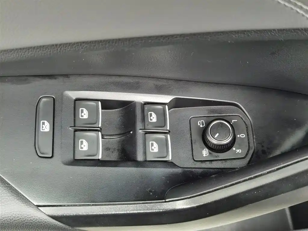 VOLKSWAGEN SAGITAR 2021