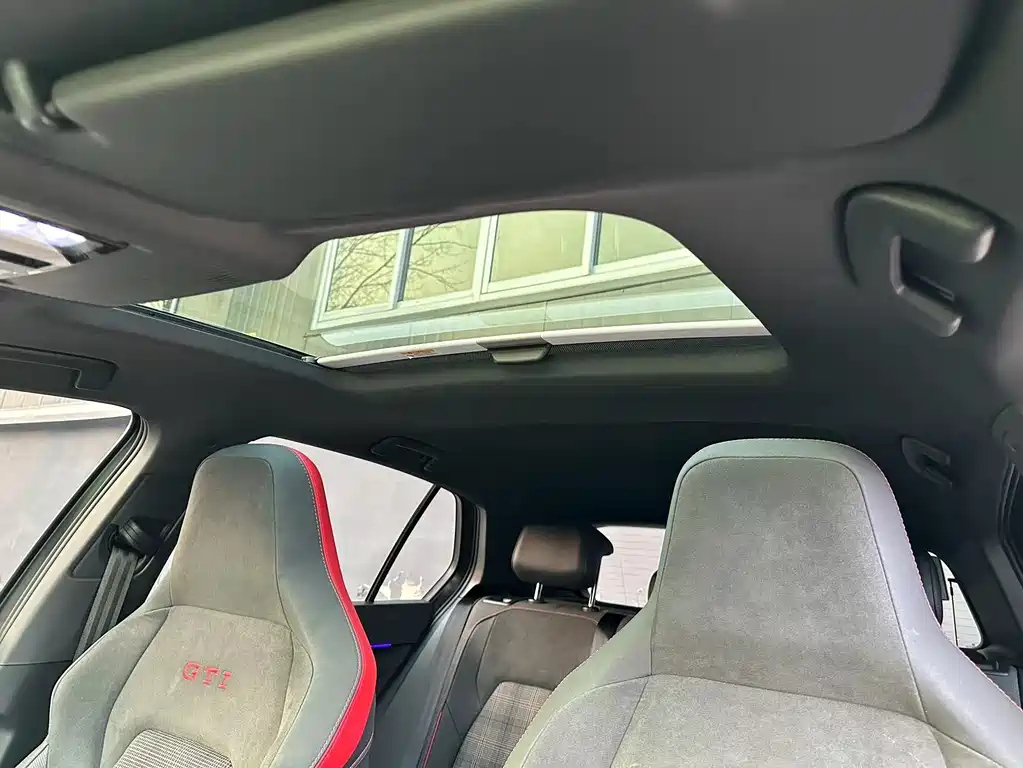 VOLKSWAGEN GOLF 2023