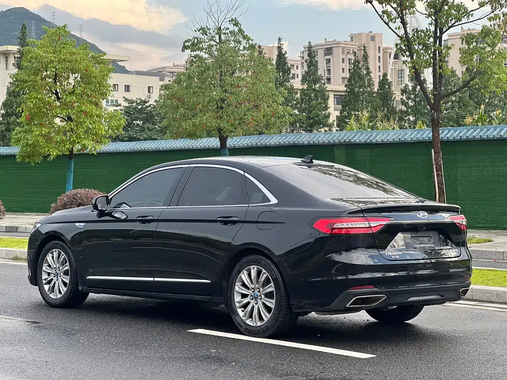 FORD TAURUS 2019