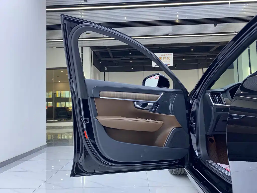 VOLVO S90 2023