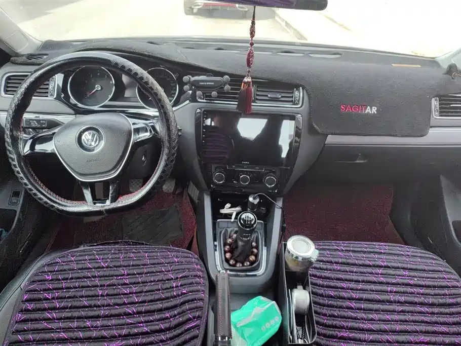 VOLKSWAGEN SAGITAR 2015