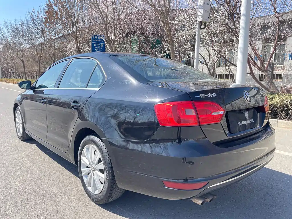 VOLKSWAGEN SAGITAR 2015