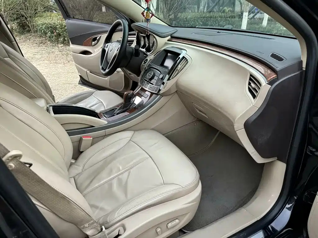BUICK LACROSSE 2011