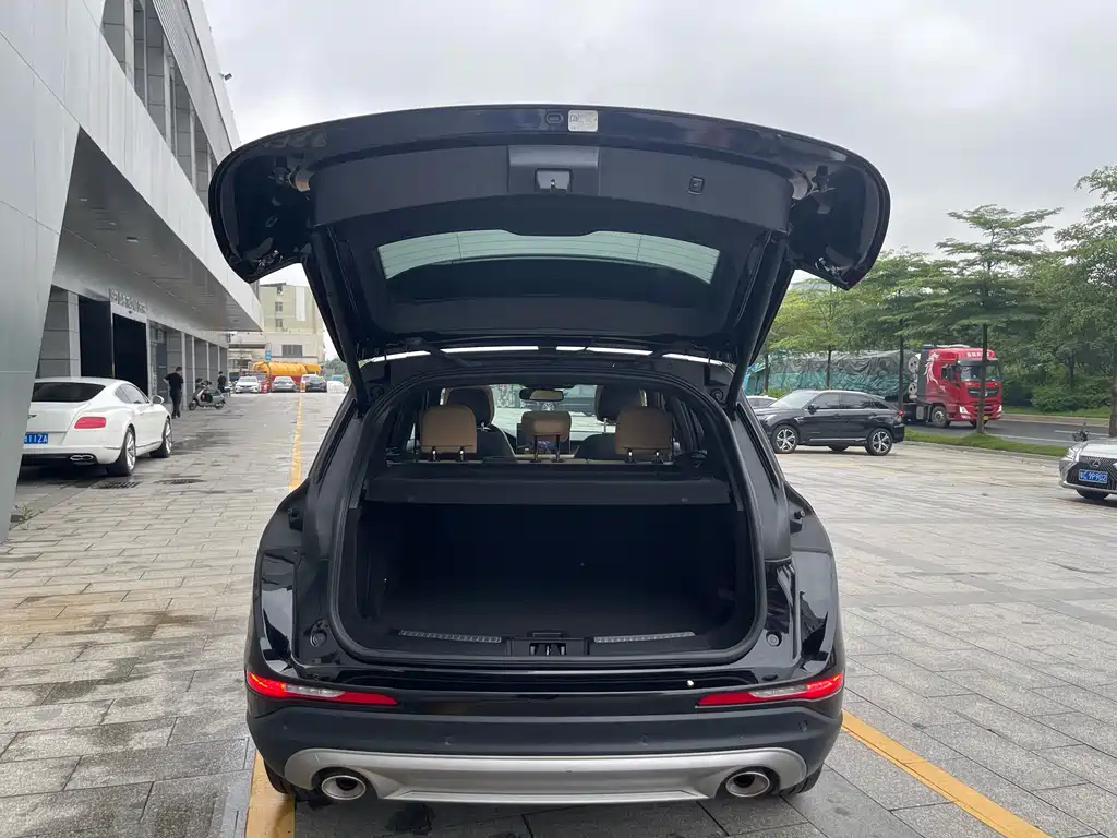 LINCOLN ADVENTURER 2021
