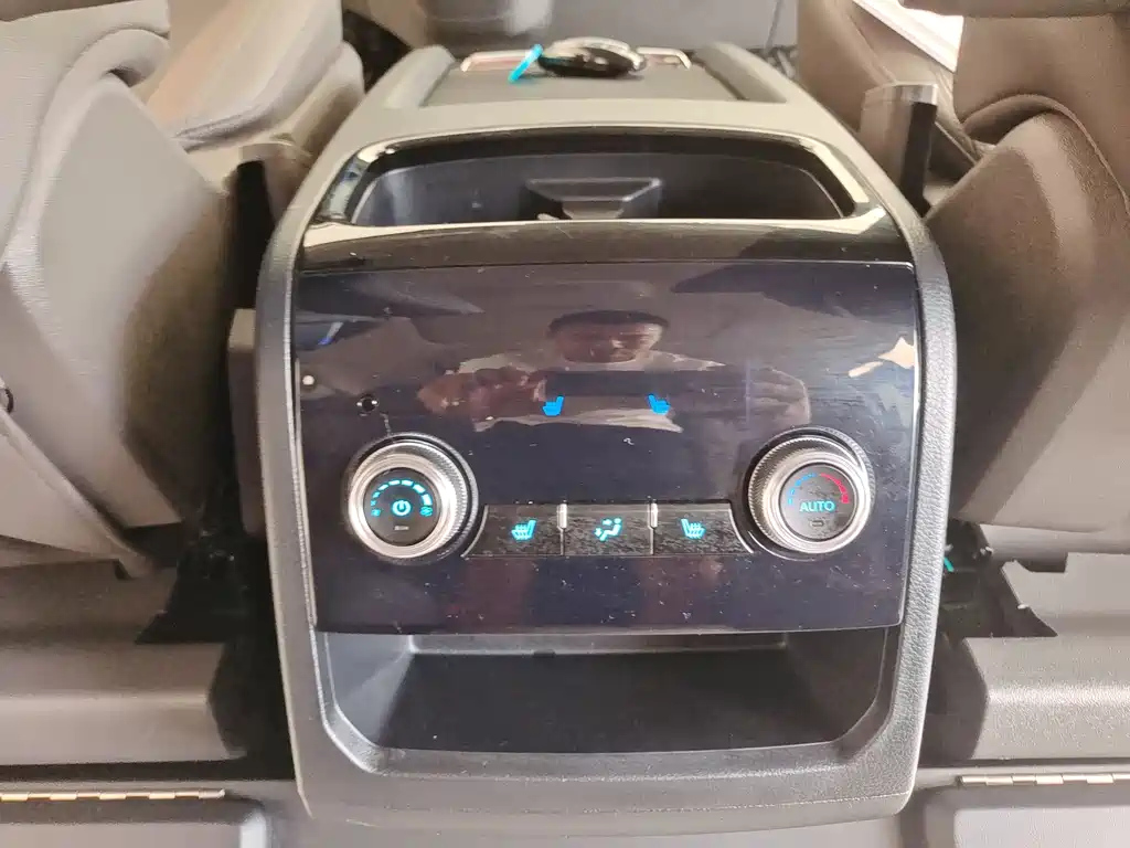 FORD TOUREO 2023