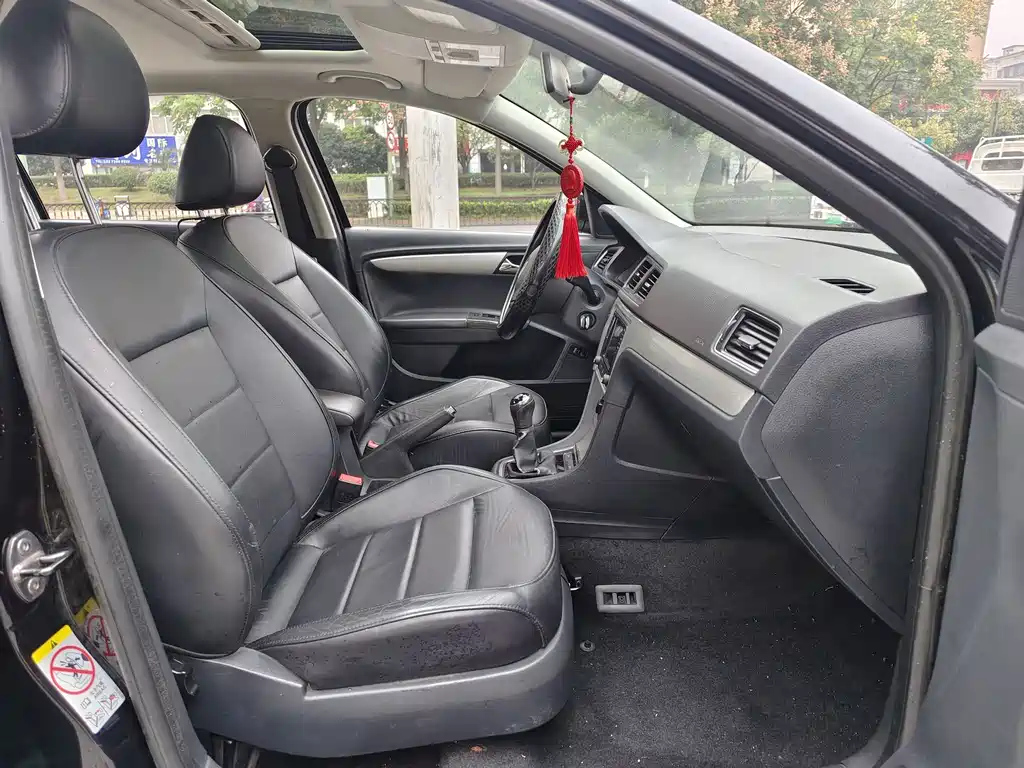 VOLKSWAGEN LAVIDA 2015