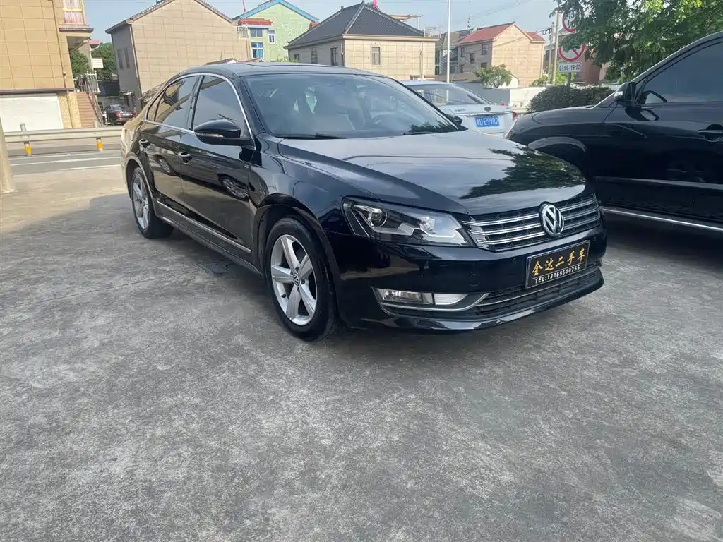 VOLKSWAGEN PASSAT 2012