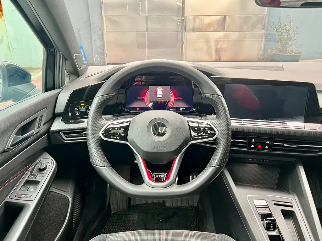 VOLKSWAGEN GOLF 2023