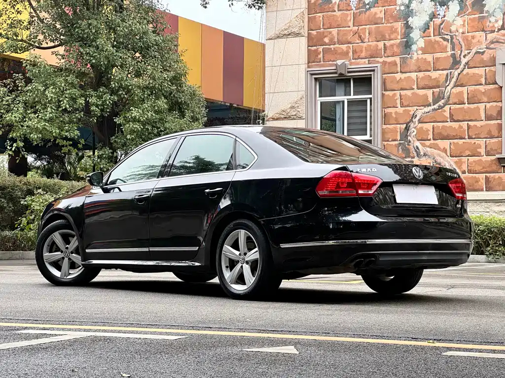 VOLKSWAGEN PASSAT 2012