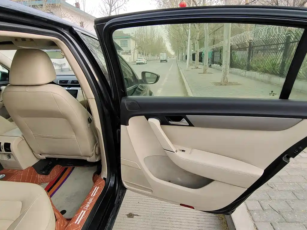 VOLKSWAGEN MAGOTAN 2012