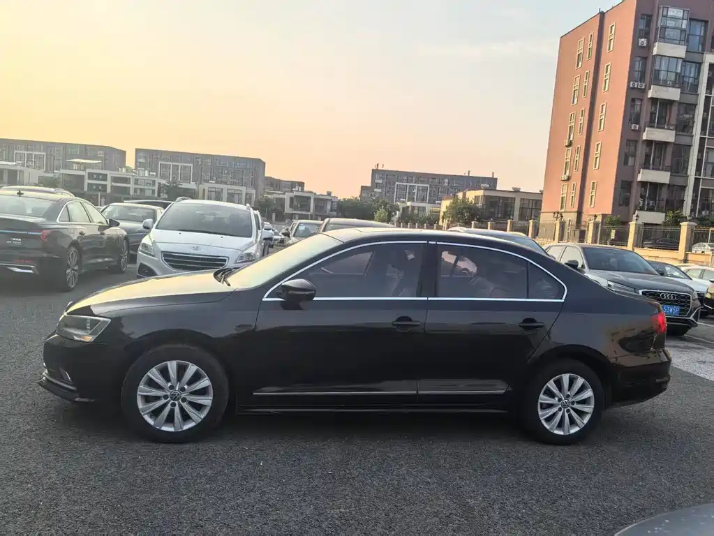 VOLKSWAGEN SAGITAR 2015