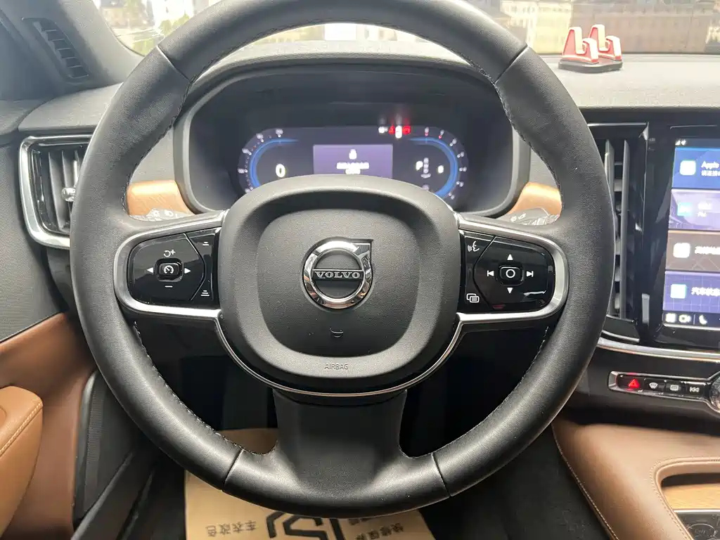 VOLVO S90 2023