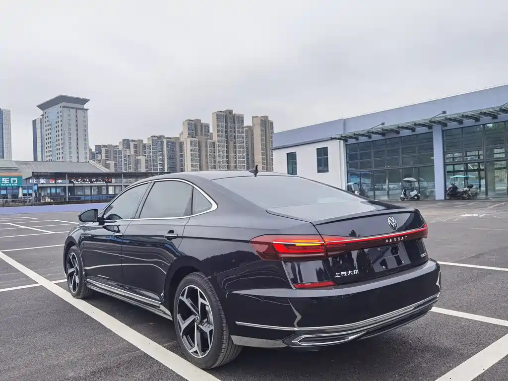 VOLKSWAGEN PASSAT 2023