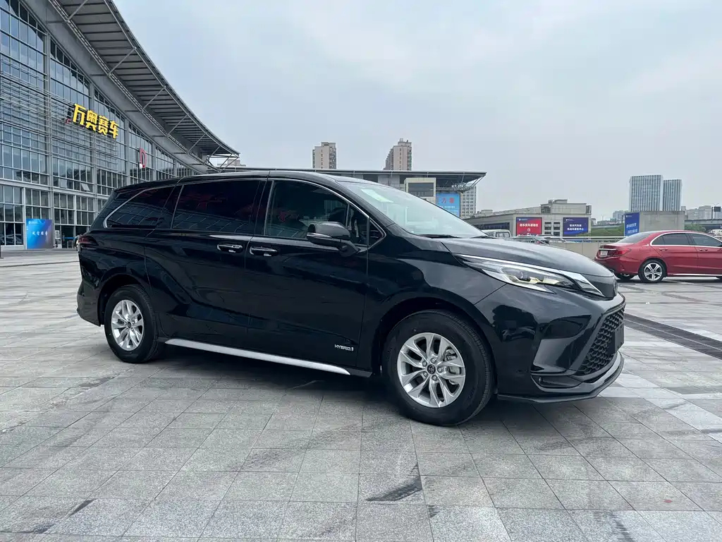TOYOTA GRANVIA 2024