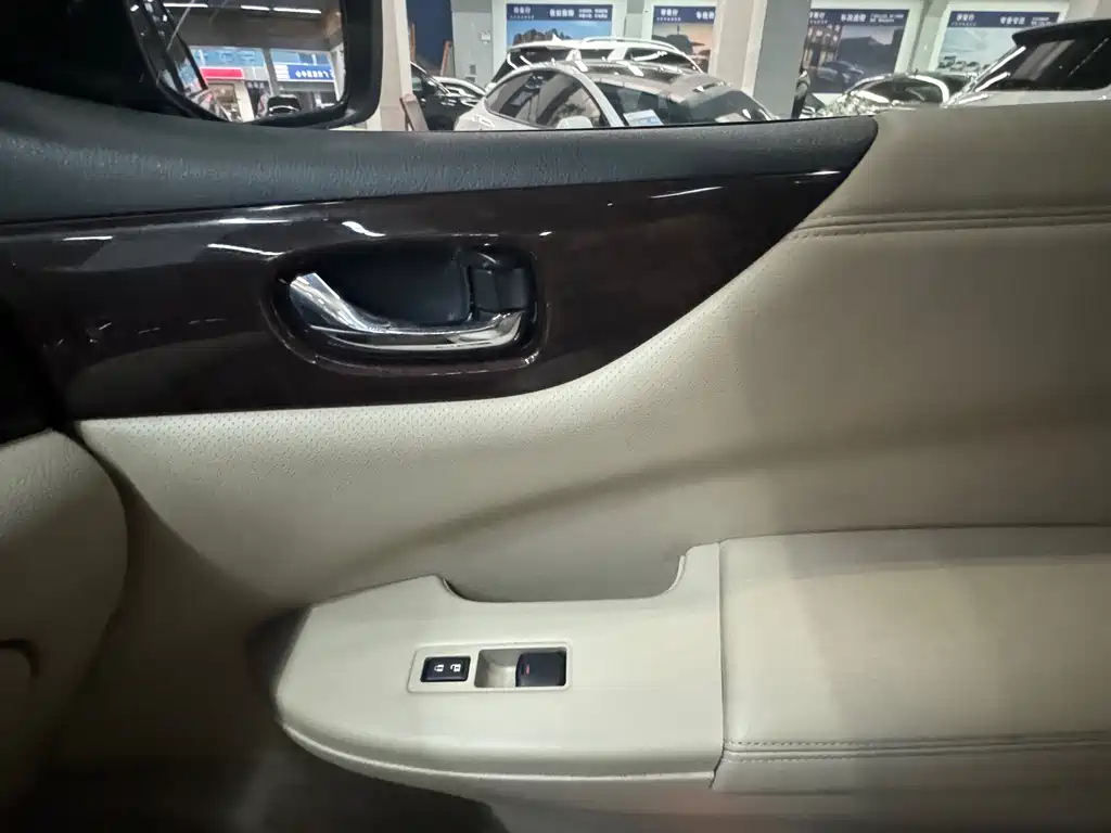 NISSAN QUEST 2017