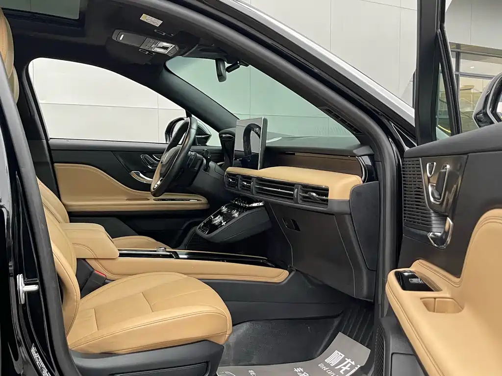 LINCOLN ADVENTURER 2021