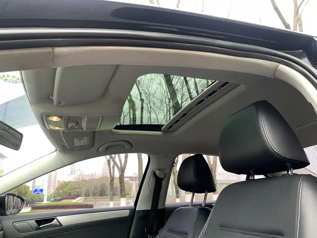 VOLKSWAGEN SAGITAR 2015