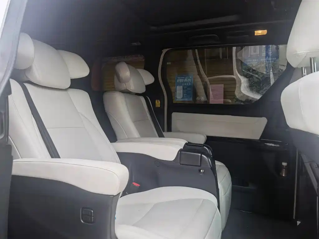 TOYOTA ALPHARD 2012