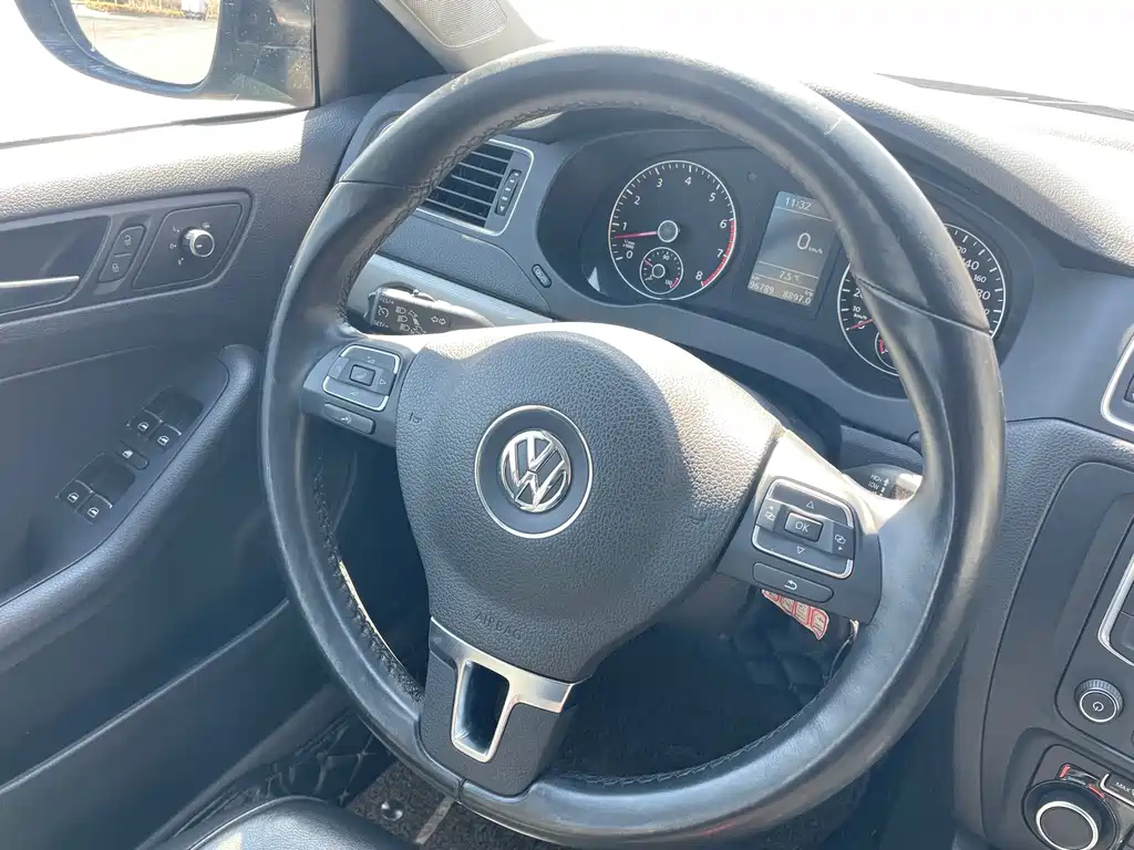 VOLKSWAGEN SAGITAR 2015