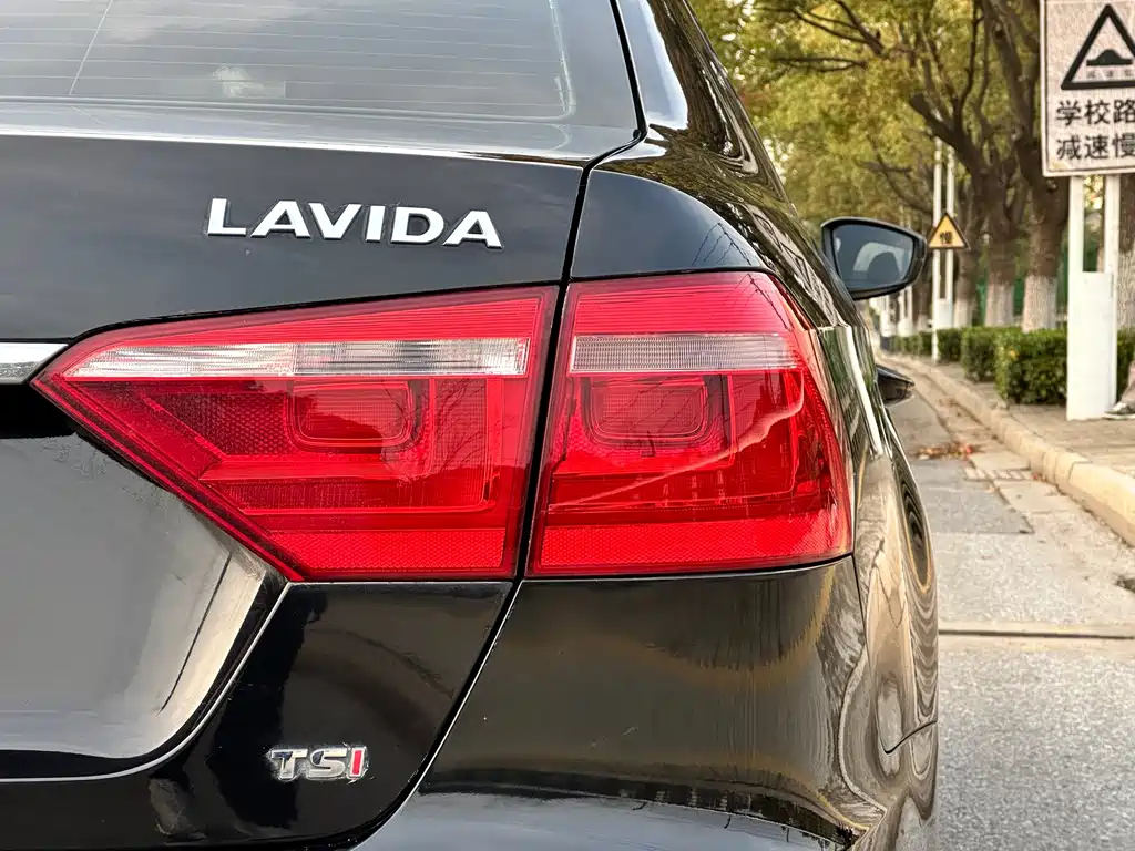 VOLKSWAGEN LAVIDA 2014