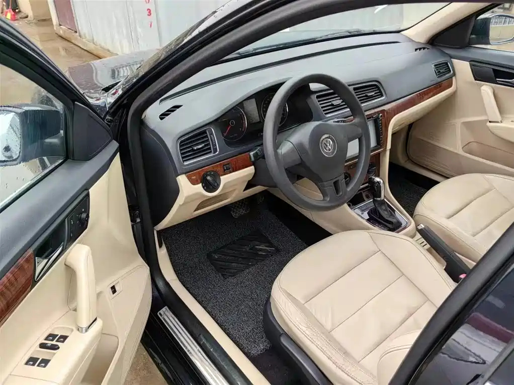 VOLKSWAGEN LAVIDA 2013