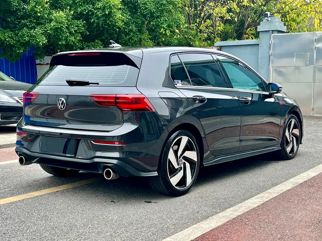 VOLKSWAGEN GOLF 2023