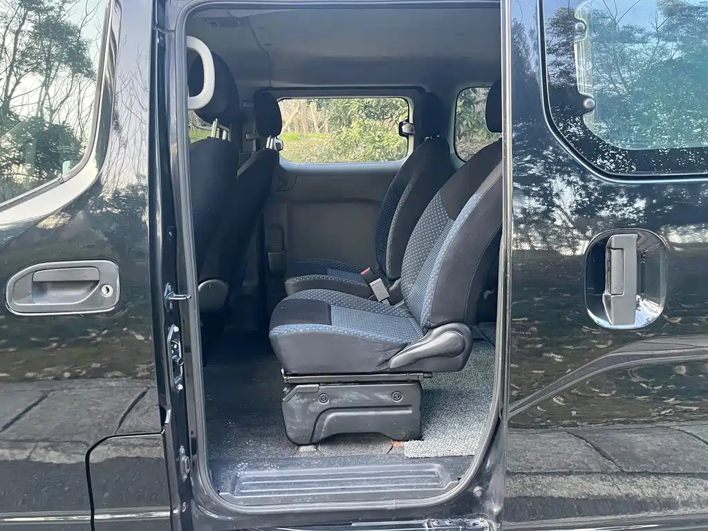 NISSAN NV200 2012