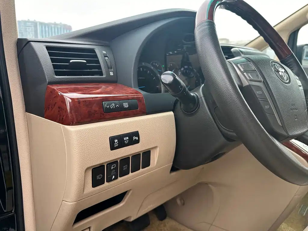 TOYOTA ALPHARD 2011