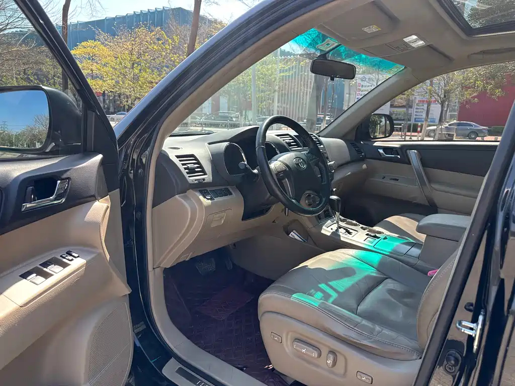 TOYOTA HIGHLANDER 2011