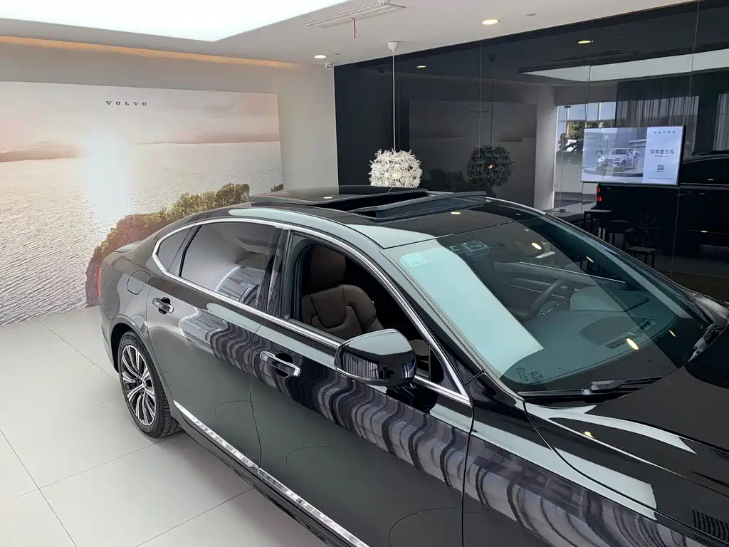 VOLVO S90 2023