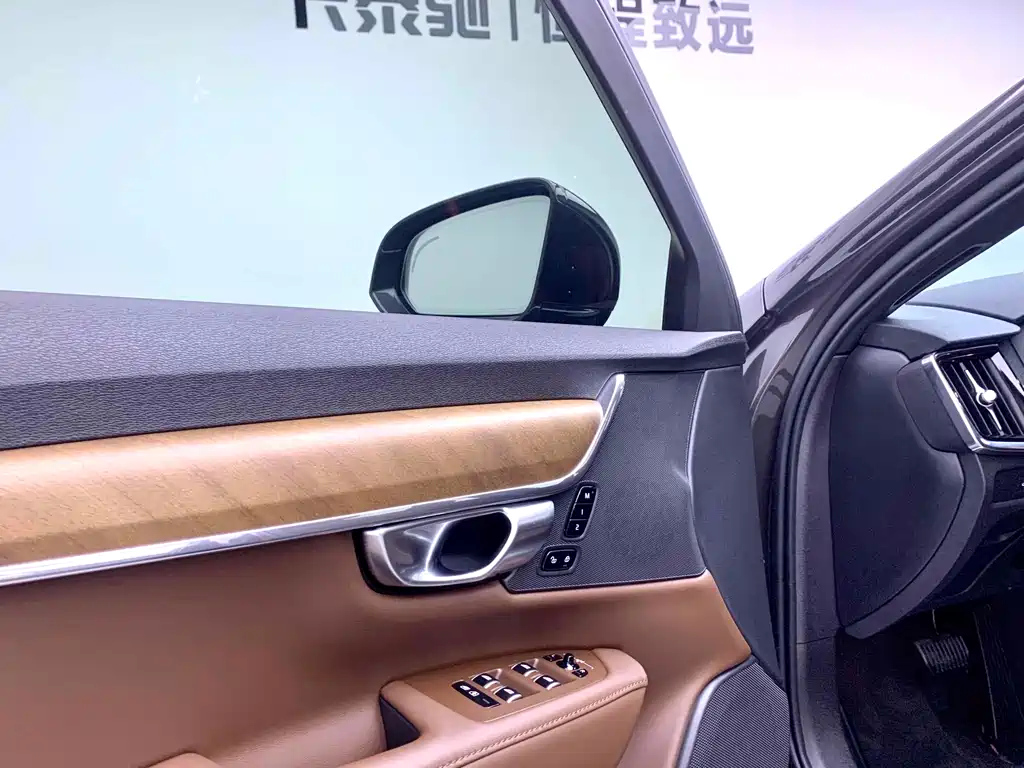 VOLVO S90 2023