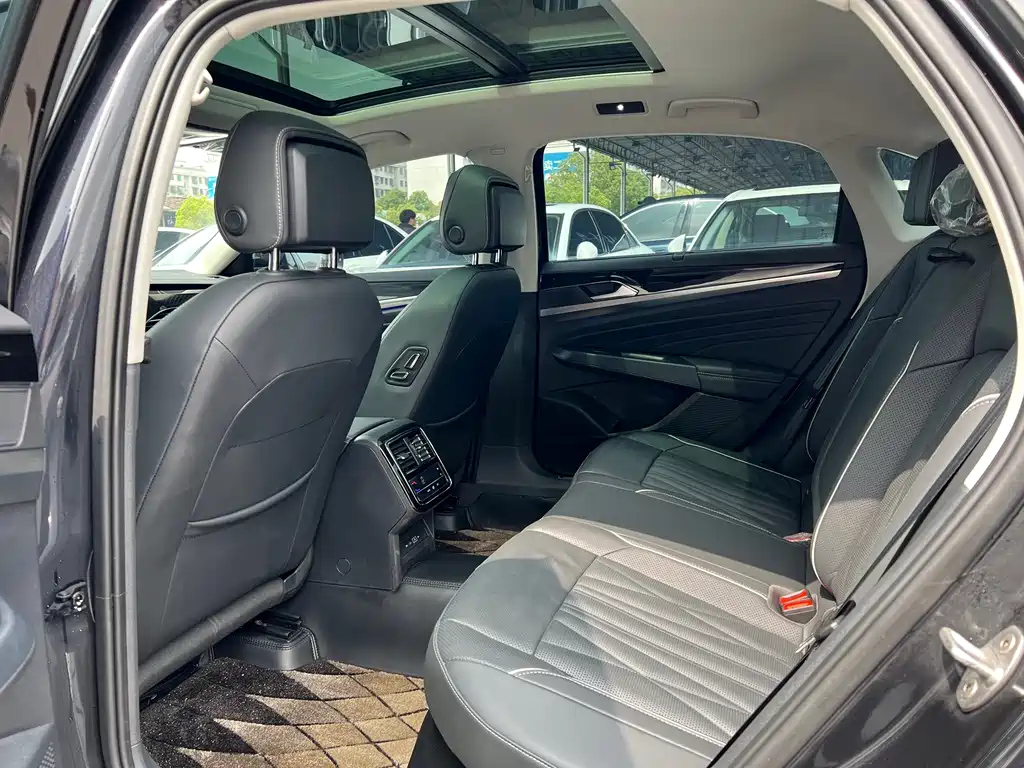 VOLKSWAGEN PASSAT 2023