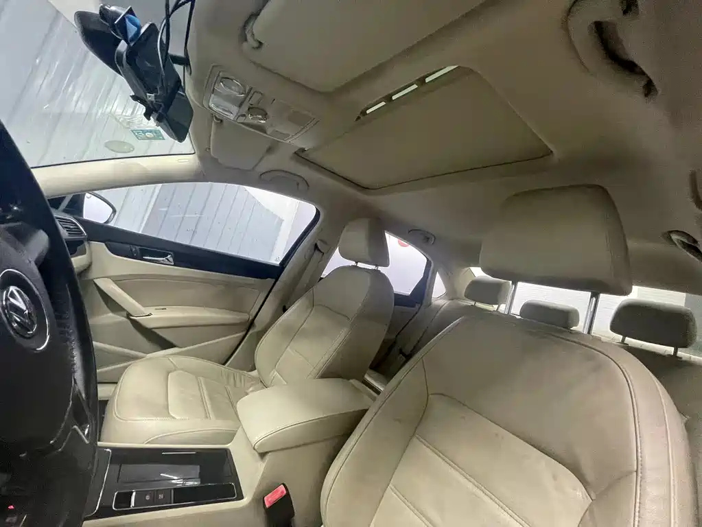 VOLKSWAGEN PASSAT 2011