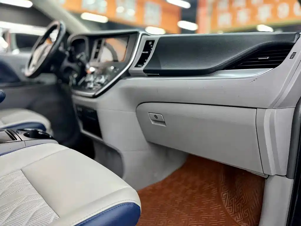 TOYOTA SIENNA 2017