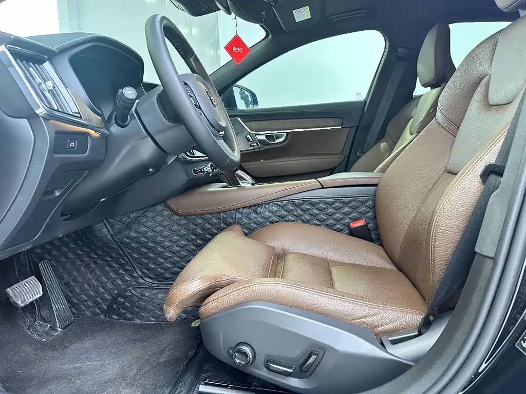VOLVO S90 2023