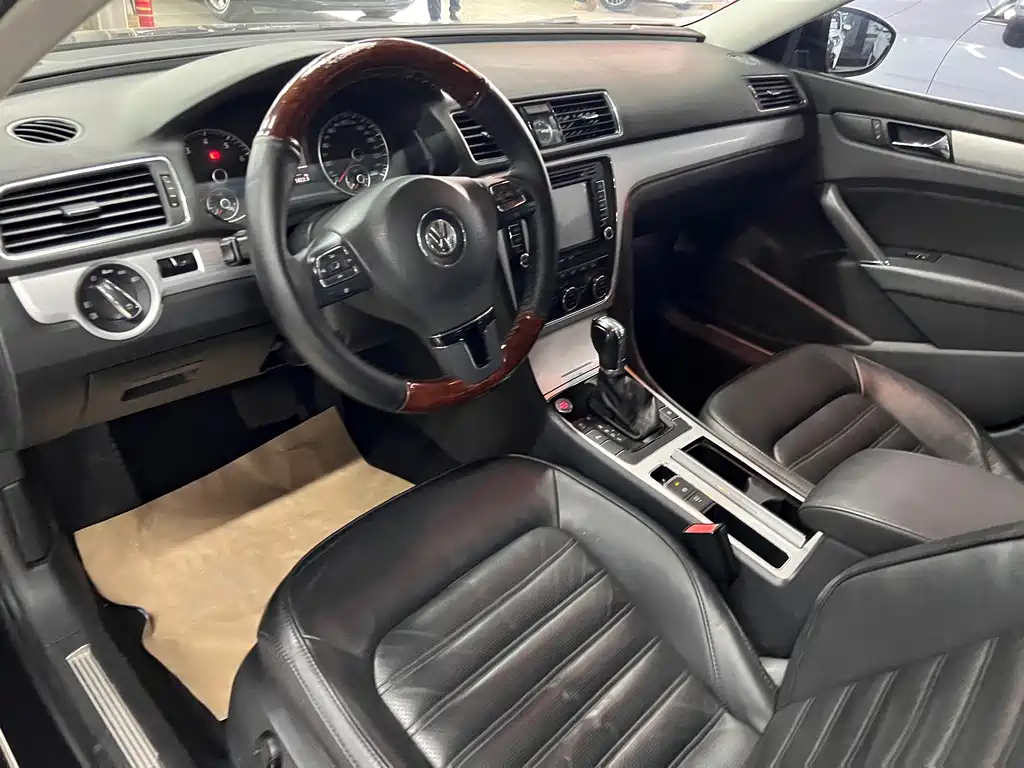 VOLKSWAGEN PASSAT 2015