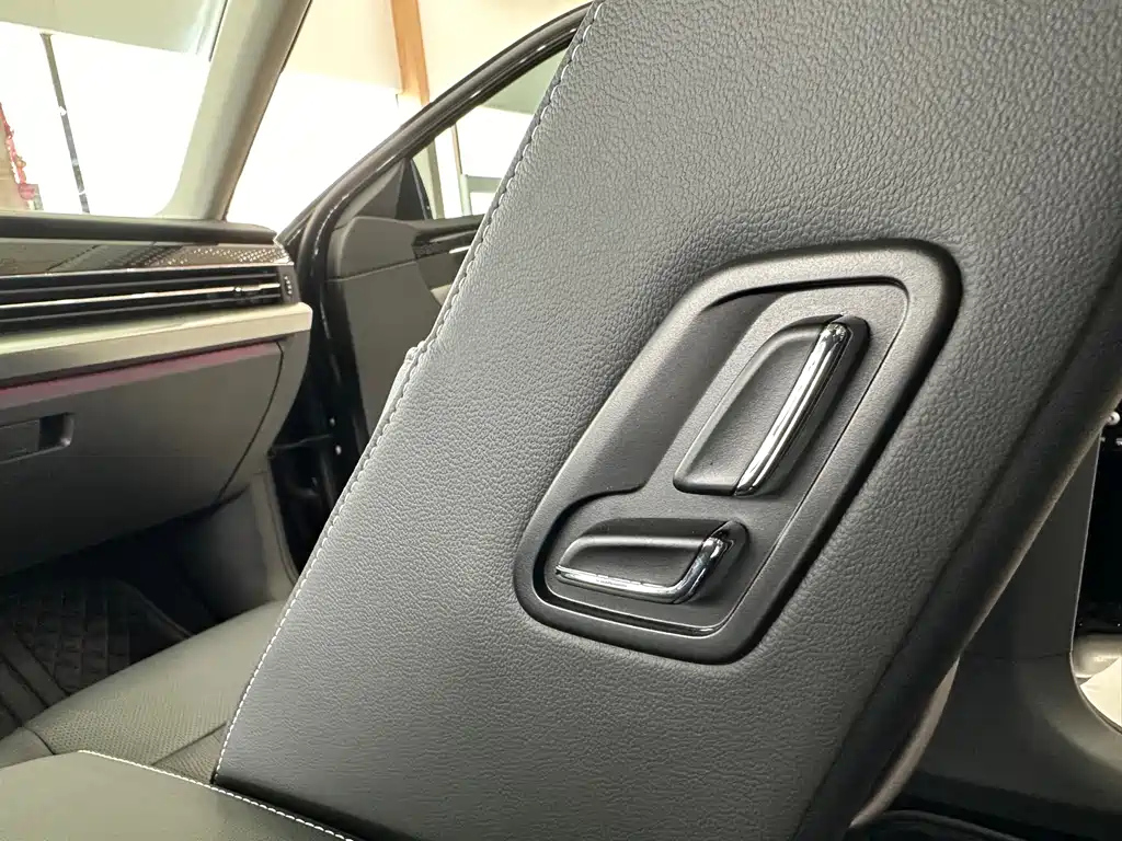VOLKSWAGEN PASSAT 2023