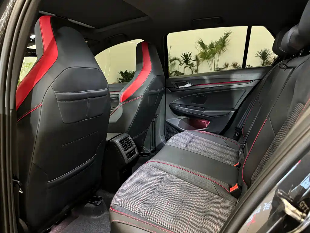 VOLKSWAGEN GOLF 2024