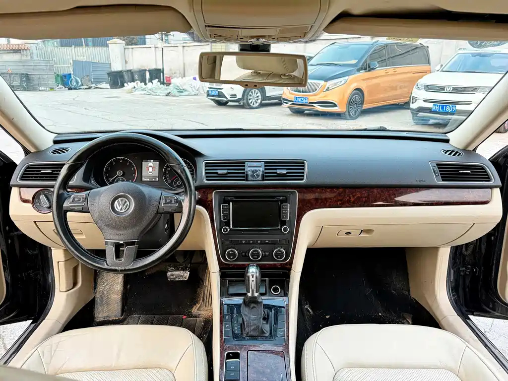 VOLKSWAGEN PASSAT 2012