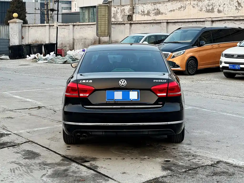 VOLKSWAGEN PASSAT 2012